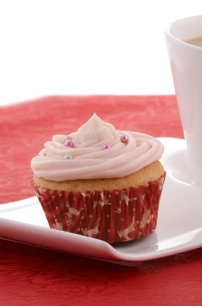 Festlicher Cupcake mit Tee auf schickem Teller — Stockfoto