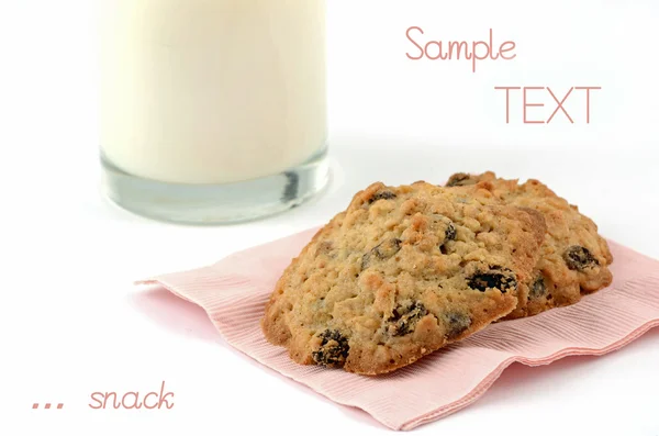 Verse gebakken koekjes met melk — Stockfoto