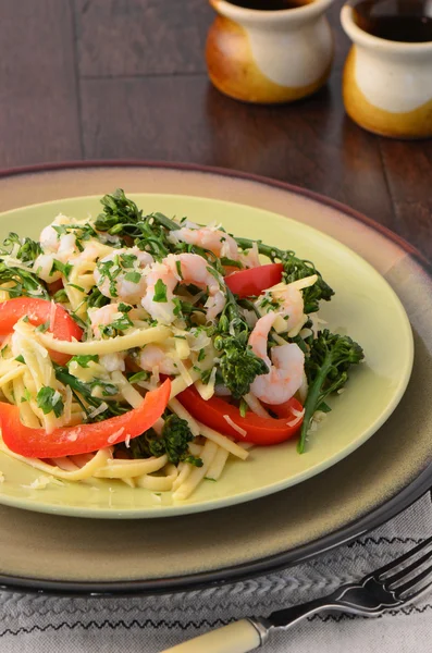 Linguine con gamberetti, broccolini e peperoni rossi — Foto Stock