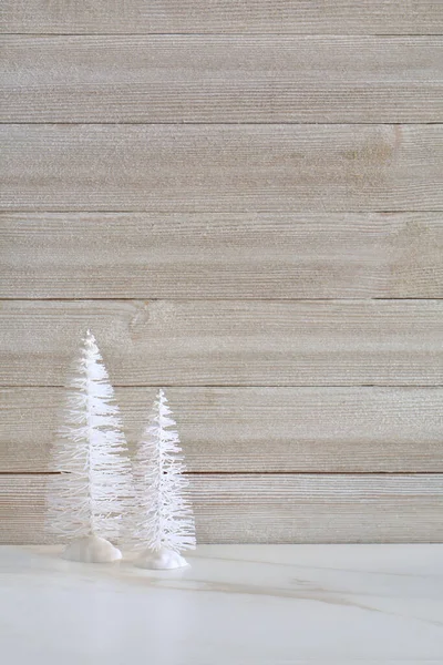 Petits Arbres Blancs Sur Table Pierre Avec Fond Bois Altéré — Photo