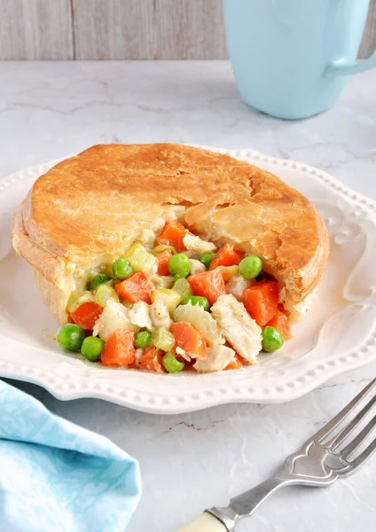 Pastel Pollo Suculento Recién Horneado Con Verduras Hojaldre Escamoso Cubertería —  Fotos de Stock