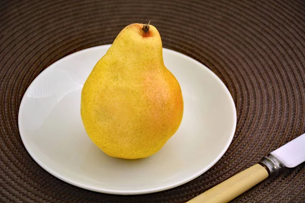 Ripe Ready Eat Golden Bartlett Pear White Plate Brown Placemat — Stock Photo, Image