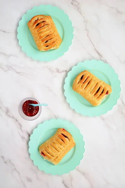 Frissen Sült Eper Krémsajtos Croissant Aqua Szirmú Tányéron Felülről Lőtték — Stock Fotó