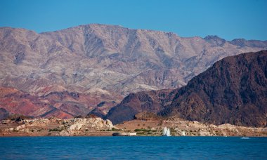 Kırmızı kayalar ve nehir