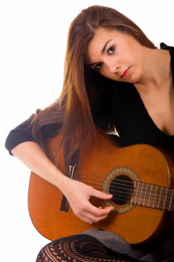 akustik gitar ile güzel bir genç kadın