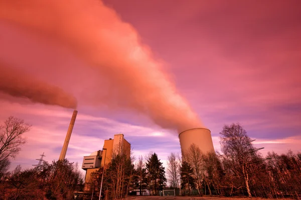 Centrale elettrica con enorme torre di raffreddamento — Foto Stock