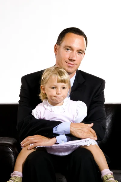 Vader en kleine dochter studio portret, geïsoleerd op witte achtergrond — Stockfoto