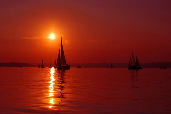 Navegación en el mar Adriático al atardecer —  Fotos de Stock