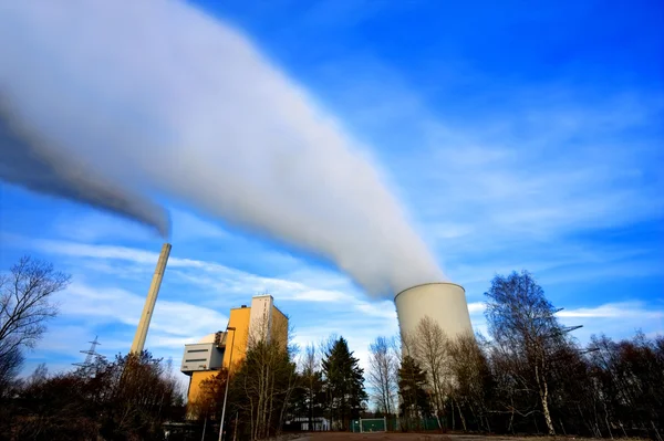 Centrale elettrica con enorme torre di raffreddamento — Foto Stock