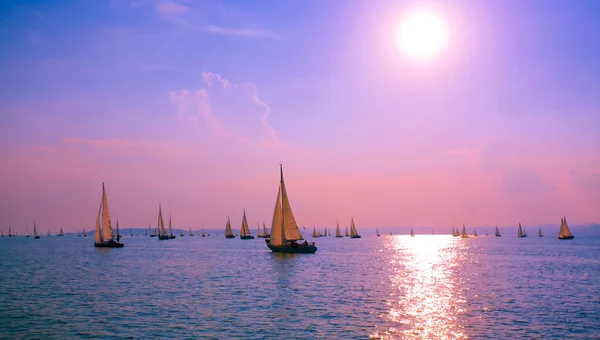 gün batımında yelken