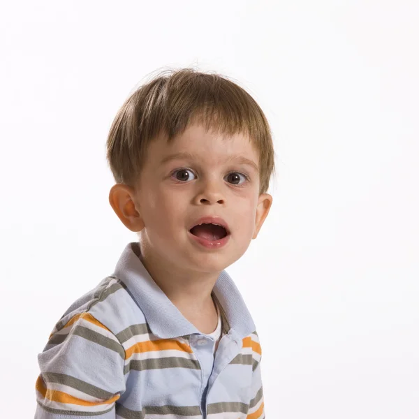 Porträt eines fröhlich lachenden Jungen, isoliert auf weißem Hintergrund. — Stockfoto