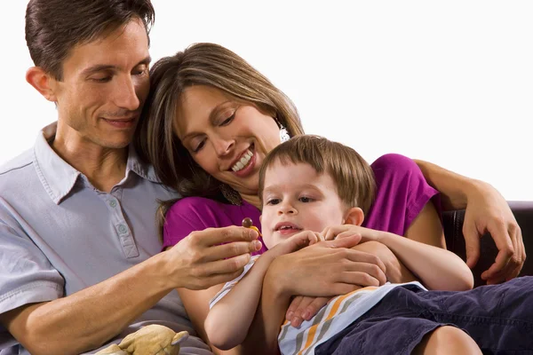 Barn 3 år gammal, leker med sina föräldrar — Stockfoto