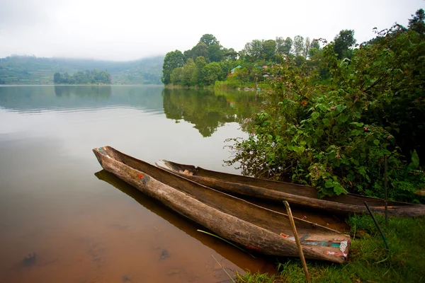 Traditionelle boote am bunyonyi see in uganda, afrika — Stockfoto