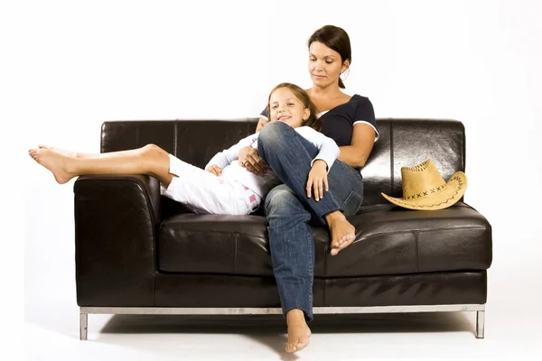 母亲和女儿坐在沙发上 — Stockfoto
