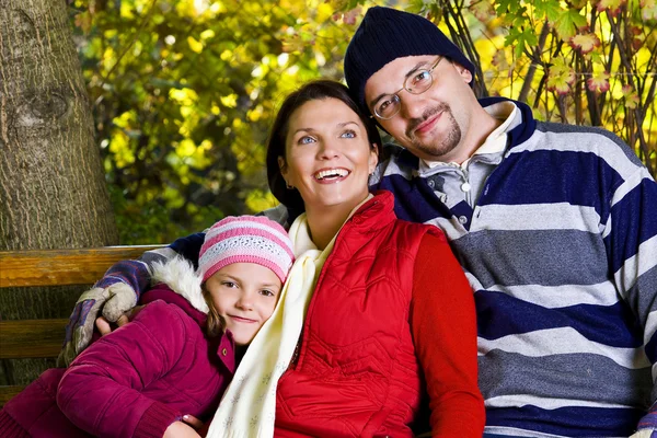 Familie buiten in de herfst — Stockfoto