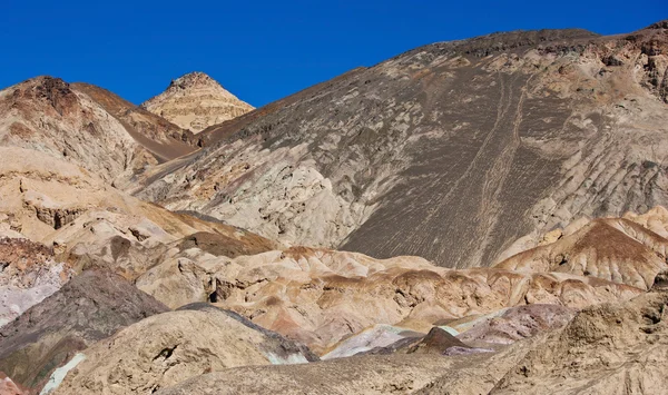 The variegated slopes of Artists Palette in Death Valley, California. Various mineral pigments have colored the volcanic deposits found here. — Stock Photo, Image