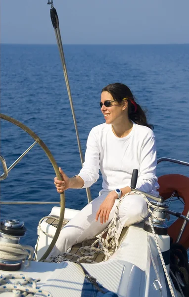 Attraktiv ung kaukasisk kvinna på en segelbåt vid Adriatiska havet — Stockfoto
