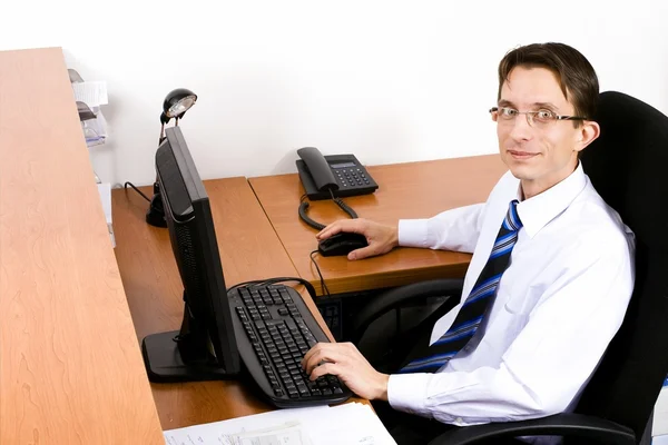 Jovem empresário trabalhando em um computador no escritório — Fotografia de Stock