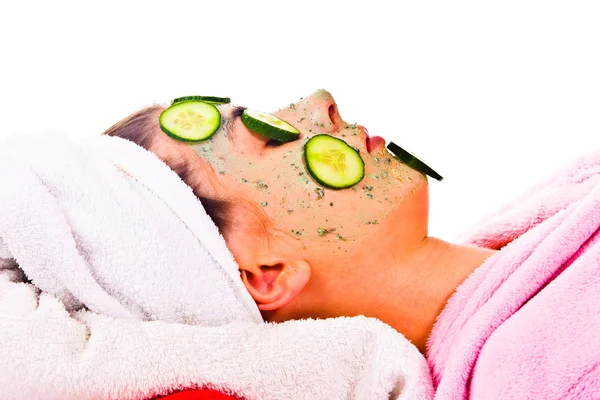 Beautiful Caucasian woman laying on towel with cucumbers on her face — Stock Photo, Image