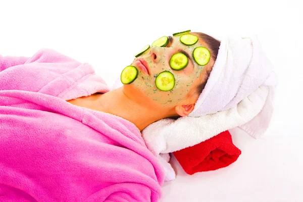 Beautiful Caucasian woman laying on towel with cucumbers on her face — Stock Photo, Image