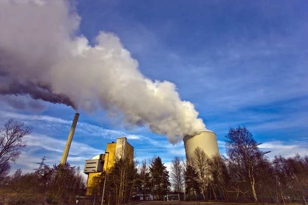 Centrale elettrica con enorme torre di raffreddamento — Foto Stock