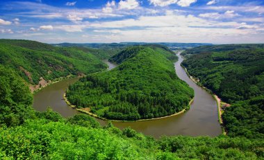Saarschleifen - Saar Nehri Saarland, Almanya 'da tepenin etrafında dönüyor