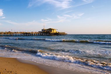güzel santa monica Plajı ve Pasifik Okyanusu gün batımına, santa monica yakınlarında los angeles, Kaliforniya, ABD