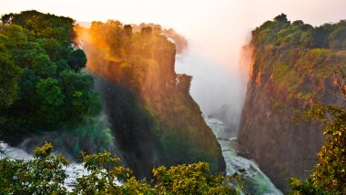 Zimbabve ve Zambiya sınırındaki Victoria Şelalesi.