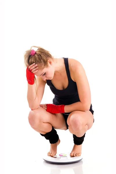 Mulher fitness caucasiana desesperada em escala — Fotografia de Stock