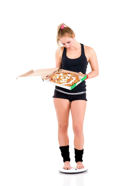 Menina na balança com a pizza. conceito de excesso de peso — Fotografia de Stock