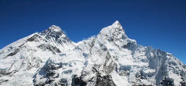 Werelds hoogste berg, mt everest (8850m) en nuptse naar rechts in de himalaya, nepal. — Stockfoto