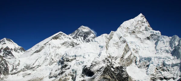 Dünya'nın en yüksek Dağı, mt everest (8850m) ve nuptse sağa himalaya, nepal. — Stok fotoğraf