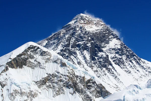 La montaña más alta del mundo, el Monte Everest (8850m) en el Himalaya, Nepal . — Foto de Stock