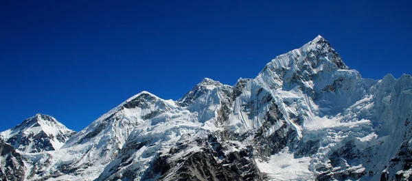 La montaña más alta del mundo, el Monte Everest (8850m) y Nuptse a la derecha en el Himalaya, Nepal . — Foto de Stock