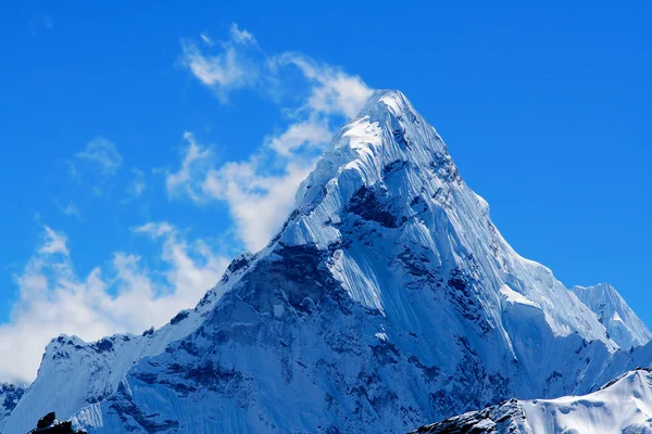 山。尼泊尔喜马拉雅山珠穆朗玛峰地区的Ama Dablam. — 图库照片