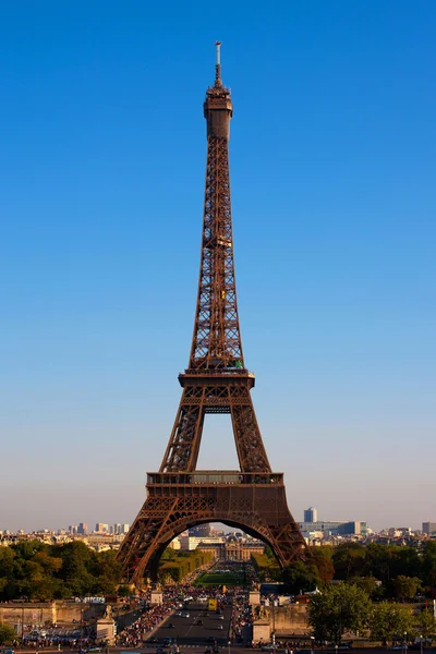 Eiffeltårnet i Paris, Frankrike på bakgrunn av den blå himmelen – stockfoto