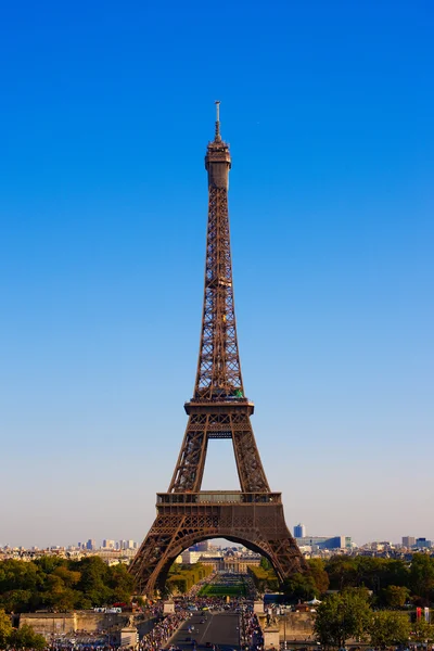Eiffeltårnet i Paris, Frankrike på bakgrunn av den blå himmelen – stockfoto