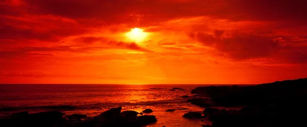 Nublado atardecer sobre el océano en el Cabo de Buena Esperanza, Sudáfrica —  Fotos de Stock