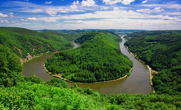 Saarschleifen - Saar Nehri Saarland, Almanya 'da tepenin etrafında dönüyor