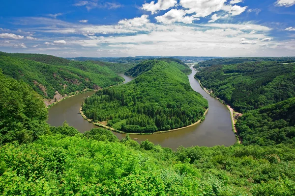 Saarschleifen - Saar Nehri Saarland, Almanya 'da tepenin etrafında dönüyor
