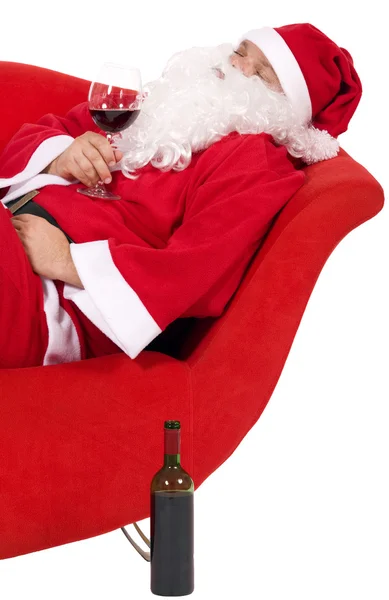 Weihnachtsmann chillen mit einem Glas Rotwein, isoliert auf weiß. — Stockfoto