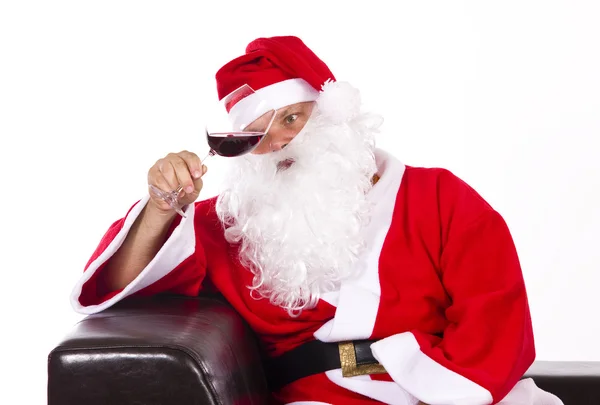 Weihnachtsmann mit einem Glas Rotwein, isoliert auf weiß. — Stockfoto