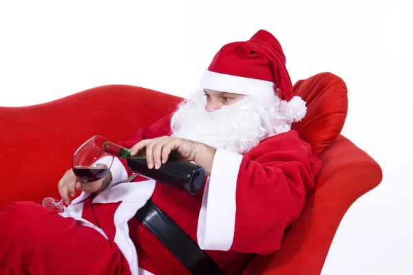 Vánoční santa claus se sklenicí červeného vína, izolované na bílém. — Stock fotografie