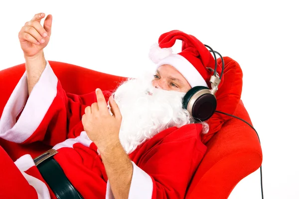 Santa luistert naar muziek op hoofdtelefoon — Stockfoto