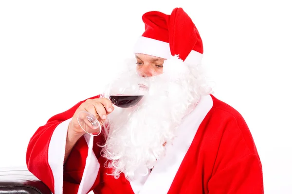 Weihnachtsmann mit einem Glas Rotwein, isoliert auf weiß. — Stockfoto