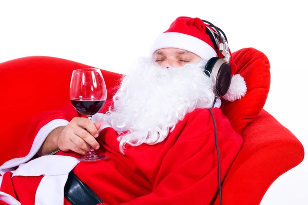 Christmas santa claus chillen met een glas rode wijn, geïsoleerd op wit. — Stockfoto