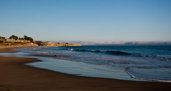 Na wybrzeżu Oceanu Spokojnego i plaży przed zachodem słońca, w pobliżu portu w santa cruz, Kalifornia, Stany Zjednoczone Ameryki — Zdjęcie stockowe