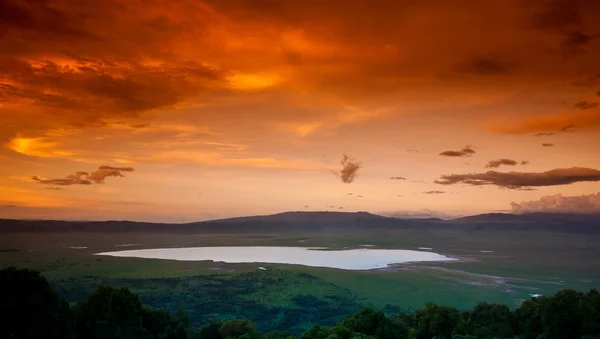 Afrikaanse zonsondergang boven de Ngorongoro krater, Tanzania — Stockfoto