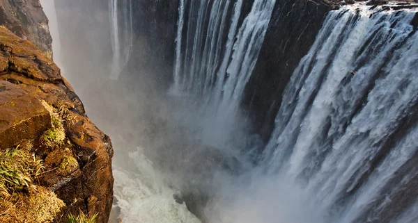 Le Cascate Vittoria al confine tra Zimbabwe e Zambia — Foto Stock