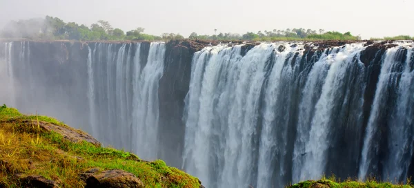 Las Cataratas Victoria en la frontera de Zimbabue y Zambia — Foto de Stock